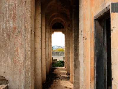 Camminando lungo la suggestiva balconata siamo assediati dai colombi che tra le colonne hanno allestito numerosi nidi e coperto il pavimento con un tappeto di escrementi
